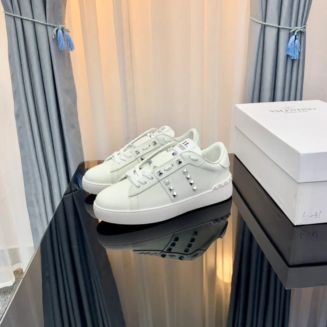 👟👟Ex-factory price👟👟Ex-factory price 480👟👟Women's shoes Women's clothing Women's shoes Women's clothing VALENTINO Valentino sneakers 23ss new letter sneakers white shoes lace-up sneakers Zhang Yixing's same rivet lace-up casual shoes sneakers The highest version on the market! All details are consistent with the original version. Buy the original 1:1 replica. Material: Original imported pebbled cowhide with VT original webbing. 3D printed color pattern. Inner lining: Imported cowhide lining. Cowhide foot pads. Outsole: exclusive molded T👟👟factory price U wear-resistant outsole. Strap: with rubber texture VLTN LOGO. Insole: genuine consistent rubber insole. Original box and full set of original packaging. Size: 35-40 (41🉑️Customized, non-refundable) 38-44 (45🉑️Customized, non-refundable)